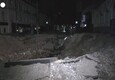 Attacco missilistico russo colpisce Kharkiv: danni a edifici e cratere in strada (ANSA)