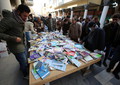 A Baghdad nel mercato dei libri di al Mutanabbi Street (ANSA)