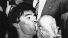 L'attaccante della nazionale argentina, Diego Armando Maradona, bacia la coppa del mondo dopo aver  battuto la Germania nella finale dei Mondiali 1986