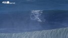 Surf: cavalca un'onda di 26 metri, record mondiale per il tedesco Steudtner (ANSA)