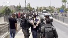 Gerusalemme: Spianata Moschee, polizia trattiene con la forza manifestanti palestinesi (ANSA)