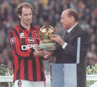 Franco Baresi premiato il 29 ottobre 1997 allo stadio Meazza dal presidente del Milan Silvio  Berlusconi con un pallone d'oro. © ANSA 