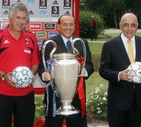 Il Presidente del Milan, Silvio Berlusconi (c), posa il 23 luglio 2007 con la Coppa dei Campioni,  assieme all'allenatore Carlo Ancelotti (s.) e al vicepresidente Adriano Galliani (d.), in occasione  del raduno del Milan per la stagione sportiva 2007-2008 © ANSA