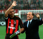 Paolo Maldini premiato dal presidente del Milan Silvio Berlusconi il 18 ottobre 2000. © ANSA