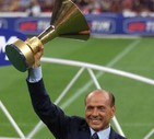 Il 21 agosto 1999 iIl presidente del Milan Silvio Berlusconi , prima della partita, con la coppa  della Lega Calcio consegnata alla squadra Campione d'Italia '98-'99. © ANSA