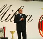 Silvio Berlusconi parla a una festa della squadra nel 2004 © ANSA
