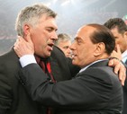 L'abbraccio di Berlusconi e Carlo Ancelotti, allenatore del Milan, subito dopo la vittoria della  finale di Champion's ad Atene il 23 maggio 2007 © EPA