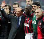 Il 6 gennaio 2007 Silvio Berlusconi festeggia con i giocatori del Milan la vittoria dopo la partita  con la Juventus per il trofeo Luigi Berlusconi voluto da Silvio in memoria di suo padre. © ANSA