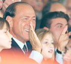 Il 15 ottobre del 1995, Silvio Berlusconi in tribuna a San Siro con la figlia Barbara (D) e il  figlio Luigi (S) © ANSA 