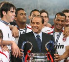 Il presidente del Milan Berlusconi con i giocatori dopo la vittoria della Champions, nella finale di  Atene, il 23 maggio 2007 © EPA