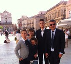 Luca Edera a Piazza Duomo (Siracusa) con i figli Andrea, Anna, Davide, Pietro © ANSA