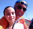 Melissa gioca a tennis con il papà a Fregene la scorsa estate - Fabrizio Casasola © ANSA