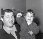 Maurizio Poggiali con il papà suo grande sostenitore nel 1966 © Ansa