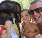 Giampaolo Pappalardo con i figli Giorgio e Gioele ('le mie gioie di vita') al parco di Etnaland a Catania, agosto 2014 © ANSA
