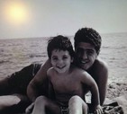 Alessandro De Vito sulla spiaggia di Brindisi con il figlio - Luglio 1997 © ANSA