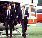 I giocatori del Milan, Daniele Massaro (S) e Franco Baresi, scendono dall'elicottero sul terreno  dell'Arena di Milano durante la presentazione della squadra per la stagione 1986-1987 © ANSA