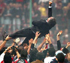 L'allenatore del Milan, Carlo Ancelotti, festeggiato dai giocatori rossoneri al termine della  partita contro la Roma, in una immagine del 02 maggio 2004 allo stadio Giuseppe Meazza di Milano. © ANSA 