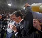 Antonio Cassano (D) festeggia con il tecnico del Milan Massimiliano Allegri (C) dopo il pareggio con  la Roma che vale ai milanisti lo scudetto all'Olimpico, Roma, 7 maggio 2011 © ANSA 