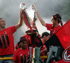 24 maggio 2007 - I giocatori del Milan Alessandro Nesta (s) e Kaka' mostrano la Coppa dei Campioni dal pulman © ANSA 