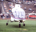 L'arrivo dell'elicottero con i giocatori del Milan sul terreno dell'Arena di Milano durante la  presentazione della squadra per la stagione 1986-1987 © ANSA
