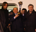 Il presidente del Milan, Silvio Berlusconi (C), alza la FIFA Club World Cup 2007, insieme al  capitano Paolo Maldini e all'allenatore Carlo Ancelotti, in una immagine del 17 dicembre 2007 © ANSA