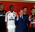 Il 3 luglio del 2000 viene presentata la squadra. Nella foto: da sinistra Dida, Roque Junior, Sivio  Berlusconi, Gianni Comandini, Drazen Brncic. © ANSA
