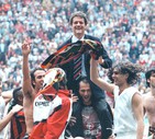 I rossoneri festeggiano il 15/mo scudetto portando in trionfo l'allenatore Fabio Capello dopo  Milan-Fiorentina il 28 aprile 1996. © ANSA 