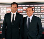 Il presidente del Milan, Silvio Berlusconi (D), con l'allenatore Massimiliano Allegri posano per una  foto durante il raduno della squadra a Milanello, in una immagine del 20 luglio 2010 © ANSA