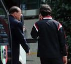 Il presidente del Milan Silvio Berlusconi (S) in visita alla squadra il 22 agosto 2014. Con lui l'allenatore Filippo Inzaghi © ANSA