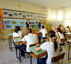 Un'insegnante durante una lezione in classe in una foto d'archivio. ANSA/ ALESSANDRO DI MEO (ANSA)