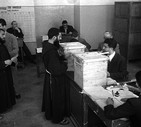 Il voto del 2 giugno - Un frate al voto per il referendum in un seggio romano © ANSA