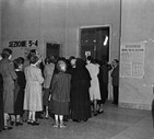 Il voto del 2 giugno - Donne in coda in un seggio di Milano per votare al referendum © ANSA
