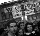 La campagna elettorale - Sostenitori della monarchia acclamano Re Umberto II in piazza del Quirinale © ANSA