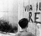 La campagna elettorale - Una scritta di propaganda antimonarchica sui muri di Milano © ANSA