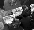 Quei giorni in edicola - Milanesi in piazza Duomo leggono sui quotidiani i risultati del referendum © ANSA