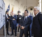 Il presidente della Repubblica Sergio Mattarella con il direttore dell'Ansa Luigi Contu all'inaugurazione della mostra © ANSA