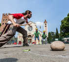 Un gioco di strada  durante il Festival del Tocatì' a Verona  (ANSA)
