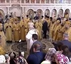 Il patriarca Kirill scivola sull'acqua santa e cade durante la funzione (ANSA)