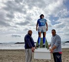 Sagome dei calciatori del Napoli in spiaggia a Bacoli (ANSA)