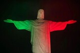 Cristo foi iluminado com as cores da bandeira italiana (Foto: Reprodução/Instagram) 