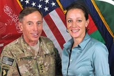 Petraeus e la giornalista biografa con cui ebbe una relazione (ANSA)