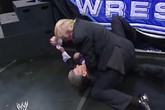 Trump alle prese con una scazzottata ai piedi del ring al termine di un incontro di wrestling (ANSA)