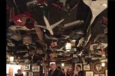 Donald Trump nella steak house 21 Club di Manhattan dove ha cenato con la famiglia il 14 novembre  2016, in una foto twittata dalla reporter di Bloomberg, Taylor Riggs (ANSA)