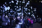 Capodanno in Giappone, palloncini bianchi in cielo