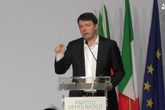 Renzi, l'applauso a Gentiloni: 'Sosteniamo il governo!'