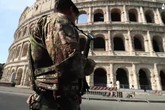 Controlli dell'esercito al Colosseo il giorno dopo l'attentato terroristico a Barcellona