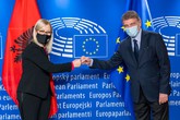 Il Presidente del Parlamento europeo, David Sassoli, e la presidente del Parlamento albanese, Lindita Nikolla (ANSA)