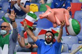 Tifosi allo Stadio Olimpico in attesa della partita Italia-Galles (ANSA)