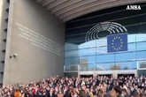 Il lungo applauso in ricordo di #DavidSassoli dagli eurodeputati radunati davanti Parlamento europeo 