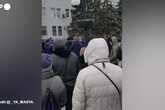 Ucraina, a Berdyansk i cittadini protestano davanti alle truppe russe